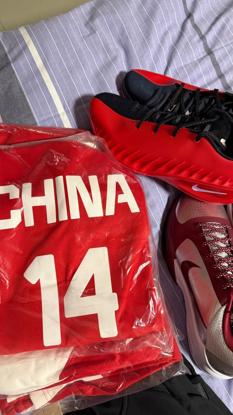 李弘权晒男篮集训发放装备：14号球衣+Kobe 5+文班代言款GT Cut 4
