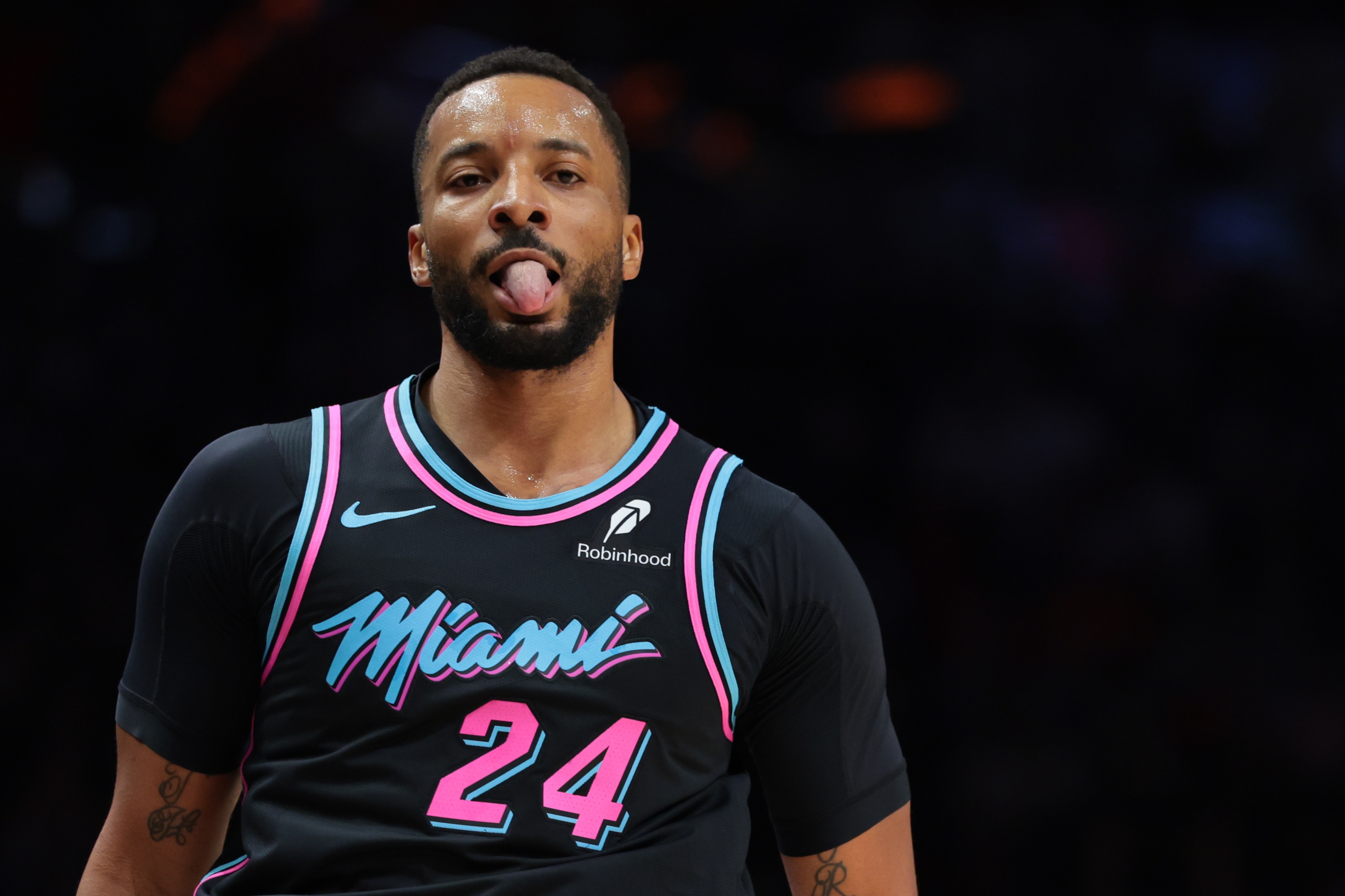 开云体育官网-正负值+13最高！鲍威尔18中10贡献27分5板 三分10中4