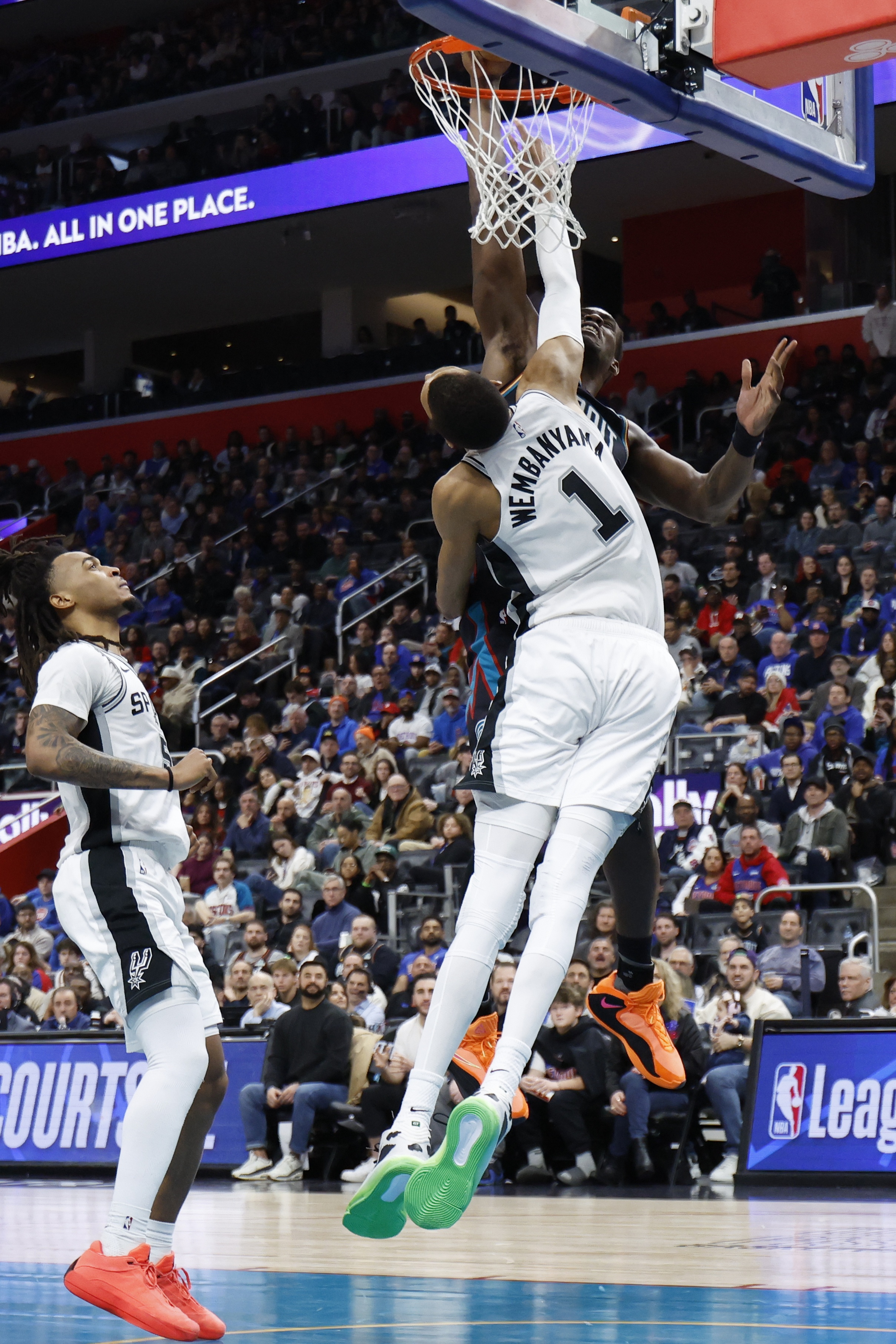 开云体育官网-仅次文班&amp;鲨鱼！杜伦单场砍至少30分15板且0失误 历史第3年轻中锋